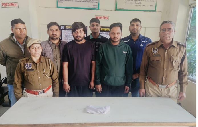 हिस्ट्रीशीटर राहुल नंदा के घर पर फायरिंग मामला: फरार बीस हजार रुपए का इनामी हनी टाइगर सहित दो बदमाश गिरफ्तार हिस्ट्रीशीटर राहुल नंदा के घर पर फायरिंग मामला: फरार बीस हजार रुपए का इनामी हनी टाइगर सहित दो बदमाश गिरफ्तार