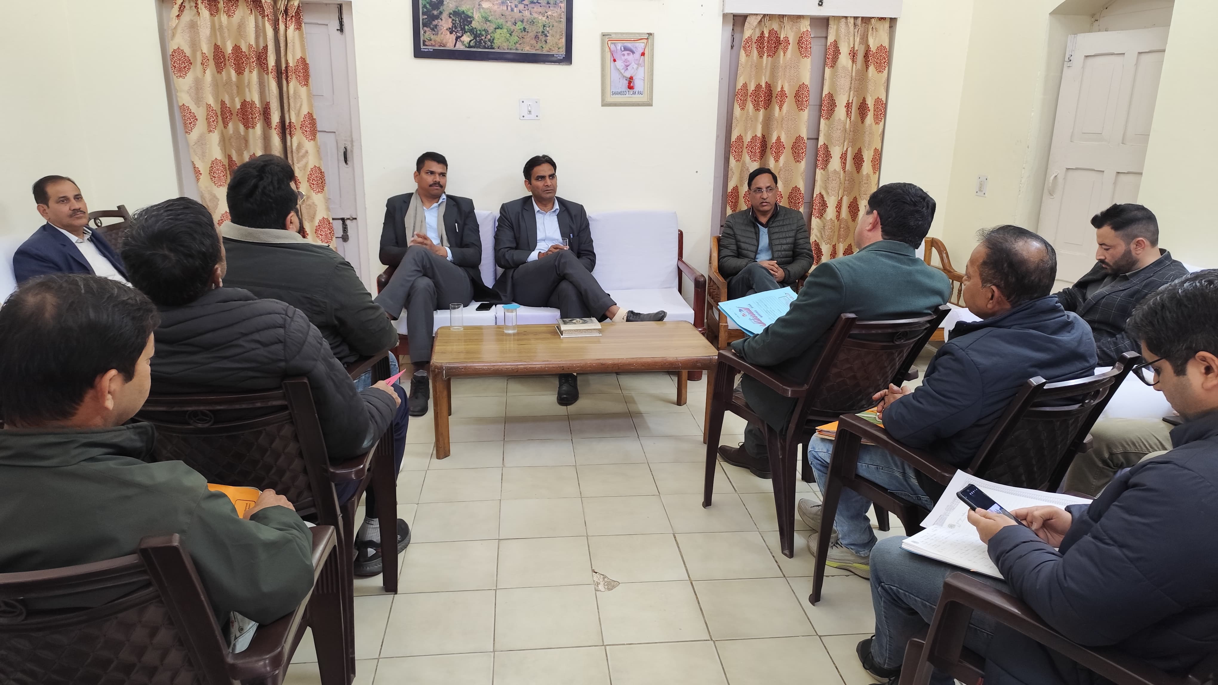 समीक्षा बैठक करते हुए उपायुक्त। समीक्षा बैठक करते हुए उपायुक्त।