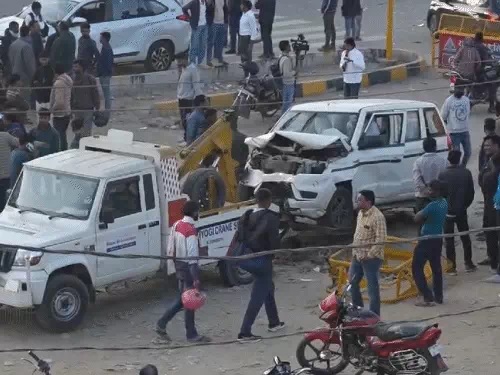 सीएम के काफिले की क्षतिग्रस्त गाड़ी को क्रेन की मदद से सड़क से हटाया गया। सीएम के काफिले की क्षतिग्रस्त गाड़ी को क्रेन की मदद से सड़क से हटाया गया।
