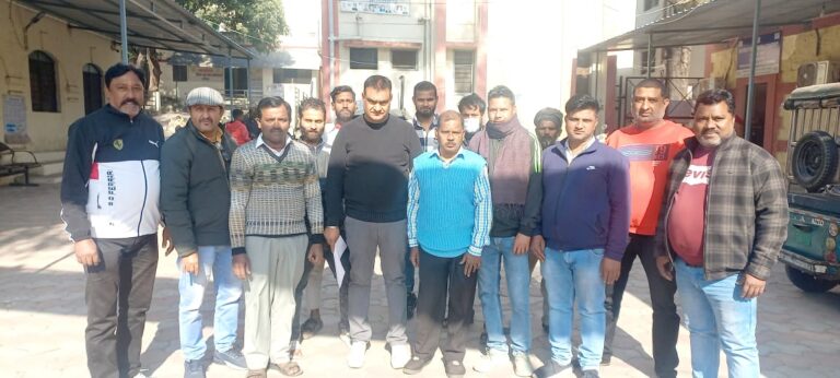 प्रदर्शनकारी चतुर्थ श्रेणी कर्मचारी प्रदर्शनकारी चतुर्थ श्रेणी कर्मचारी