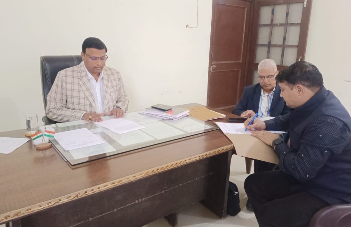 राजौंद तहसील में छापेमारी करते मुख्यमंत्री उड़ान दस्ता राजौंद तहसील में छापेमारी करते मुख्यमंत्री उड़ान दस्ता