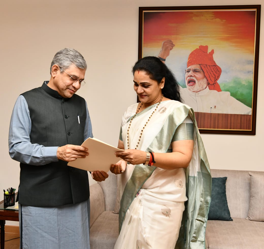 सिरसा की पूर्व सांसद सुनीता दुग्गल रेल मंत्री काे ज्ञापन देते हुए सिरसा की पूर्व सांसद सुनीता दुग्गल रेल मंत्री काे ज्ञापन देते हुए