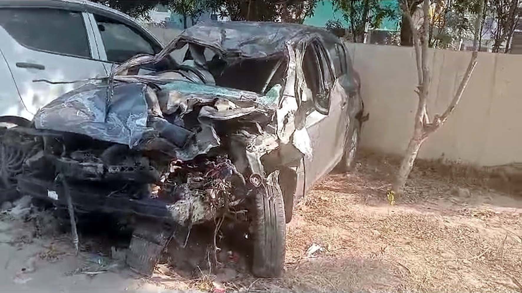 जिंदल पुल पर हुए हादसे में क्षतिग्रस्त कार। जिंदल पुल पर हुए हादसे में क्षतिग्रस्त कार।