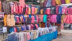 सर्द कपड़ों के सजे बाजार की फोटो सर्द कपड़ों के सजे बाजार की फोटो