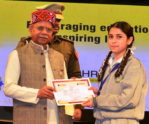 राज्यपाल मेधावी विद्यार्थियों को छात्रवृत्तियां प्रदान करते राज्यपाल मेधावी विद्यार्थियों को छात्रवृत्तियां प्रदान करते