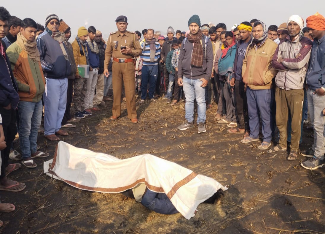 बरामद शव के पास जुटी लोगो की भीड़ बरामद शव के पास जुटी लोगो की भीड़