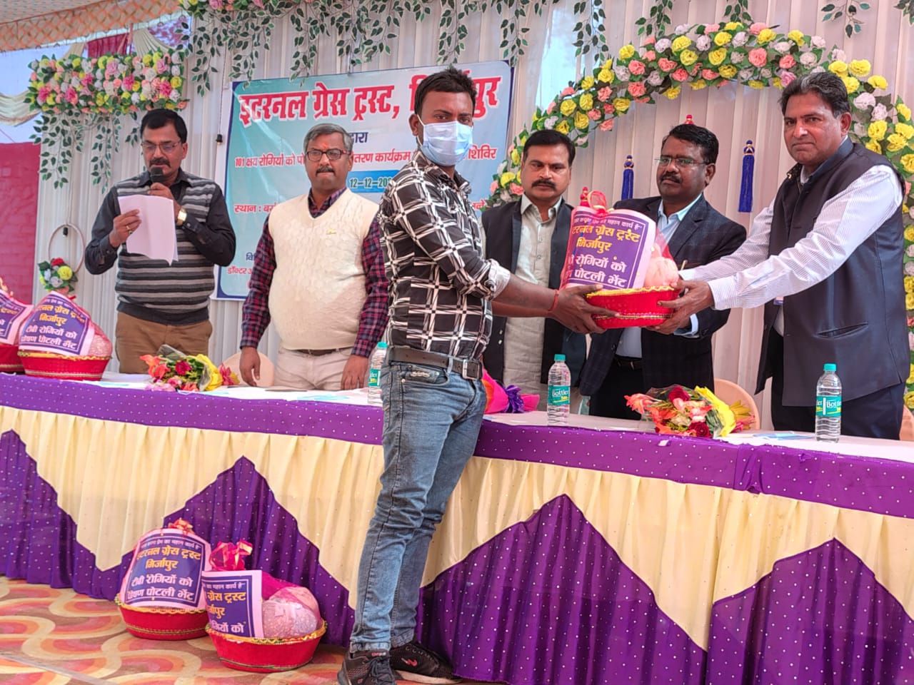 101 टीबी मरीजों को भेंट की को पोषण पोटली 101 टीबी मरीजों को भेंट की को पोषण पोटली