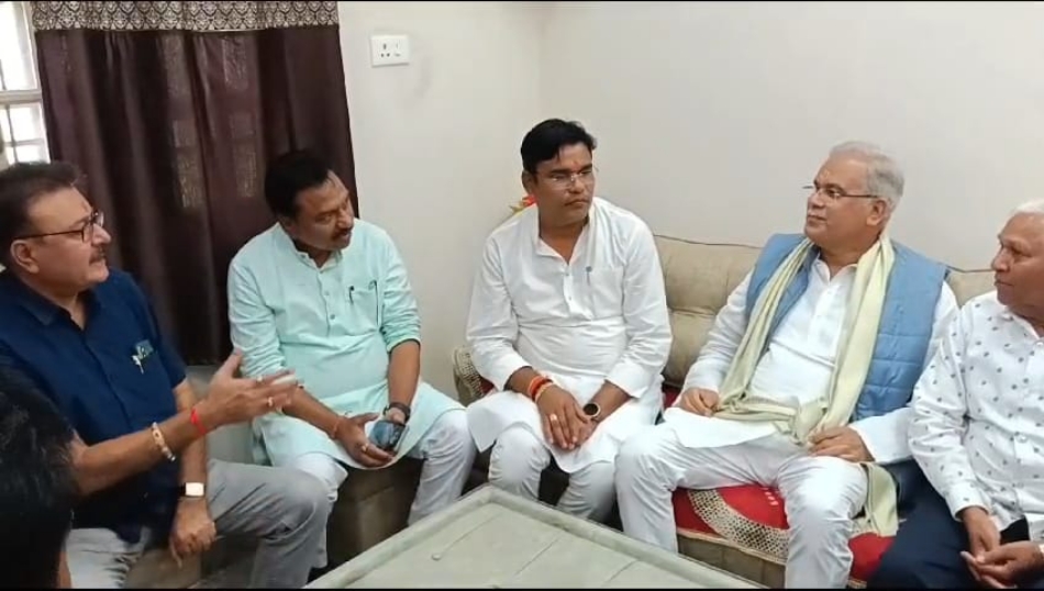 पूर्व मुख्यमंत्री भूपेश बघेल कांग्रेसियों से चर्चा करते हुए। पूर्व मुख्यमंत्री भूपेश बघेल कांग्रेसियों से चर्चा करते हुए।