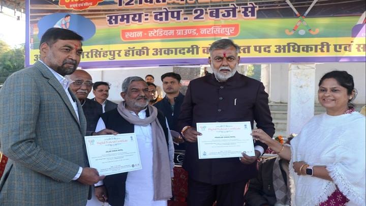 हॉकी प्रतियोगिता के समापन कार्यक्रम में शामिल हुए मंत्री पटेल हॉकी प्रतियोगिता के समापन कार्यक्रम में शामिल हुए मंत्री पटेल