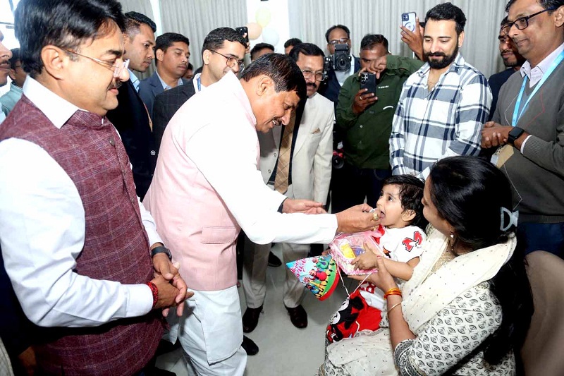 बच्चों को पोलियो की दवा पिलाते हुए मुख्यमंत्री मोहन यादव बच्चों को पोलियो की दवा पिलाते हुए मुख्यमंत्री मोहन यादव