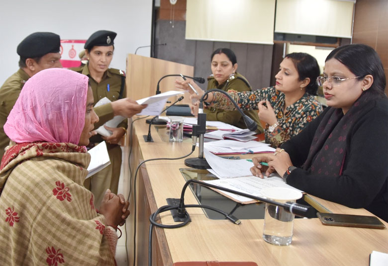 12 Snp-7 सोनीपत: हरियाणा राज्य महिला आयोग की वाइस चेयरपर्सन सोनिया अग्रवाल जनसुनवाई करते हुए। 12 Snp-7 सोनीपत: हरियाणा राज्य महिला आयोग की वाइस चेयरपर्सन सोनिया अग्रवाल जनसुनवाई करते हुए।