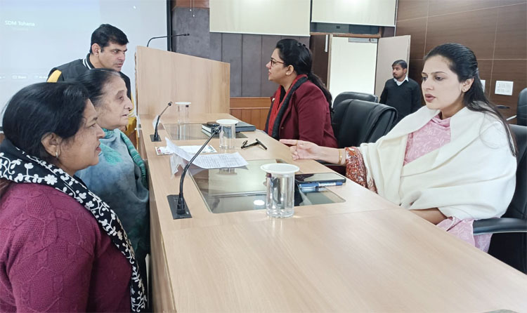 12 Snp-6 सोनीपत: अतिरिक्त उपायुक्त अंकिता चौधरी समाधान शिविर में जनसमस्याओं को सुनते हुए। 12 Snp-6 सोनीपत: अतिरिक्त उपायुक्त अंकिता चौधरी समाधान शिविर में जनसमस्याओं को सुनते हुए।