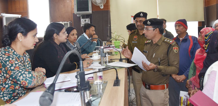 12 Snp-7 सोनीपत: हरियाणा राज्य महिला आयोग की वाइस चेयरपर्सन सोनिया अग्रवाल जनसुनवाई करते हुए। 12 Snp-7 सोनीपत: हरियाणा राज्य महिला आयोग की वाइस चेयरपर्सन सोनिया अग्रवाल जनसुनवाई करते हुए।