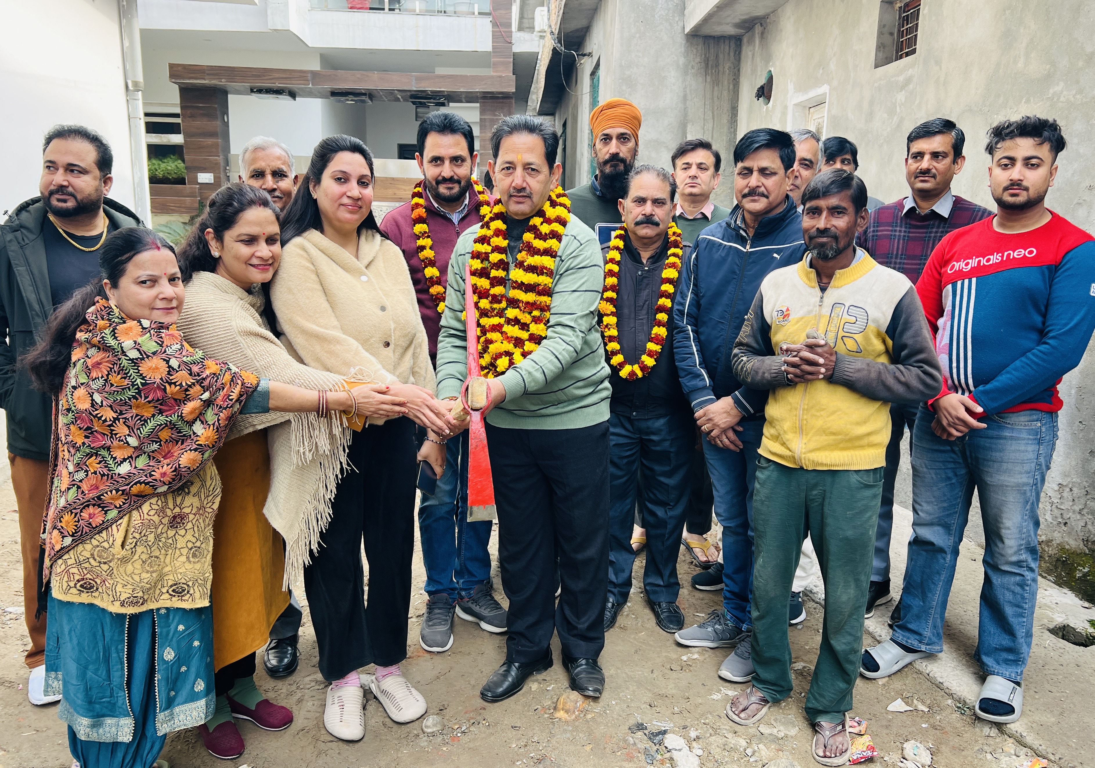 गंग्याल में गालियों में टाइल बिछाने, नाली बनाने का काम शुरु गंग्याल में गालियों में टाइल बिछाने, नाली बनाने का काम शुरु