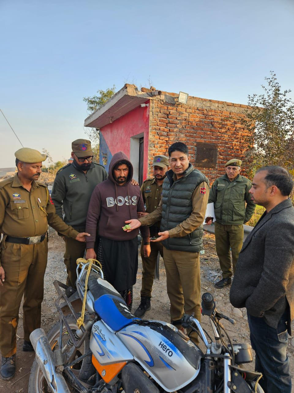 01 drug smuggler arrested with 16 grams of heroin 01 drug smuggler arrested with 16 grams of heroin
