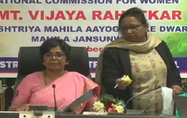 राष्ट्रीय महिला आयोग की अध्यक्ष ने की जनसुनवाई राष्ट्रीय महिला आयोग की अध्यक्ष ने की जनसुनवाई