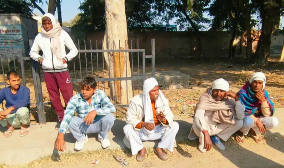 हांसी के नागरिक अस्पताल में मौजूद मृतक अनील के परिजन। हांसी के नागरिक अस्पताल में मौजूद मृतक अनील के परिजन।