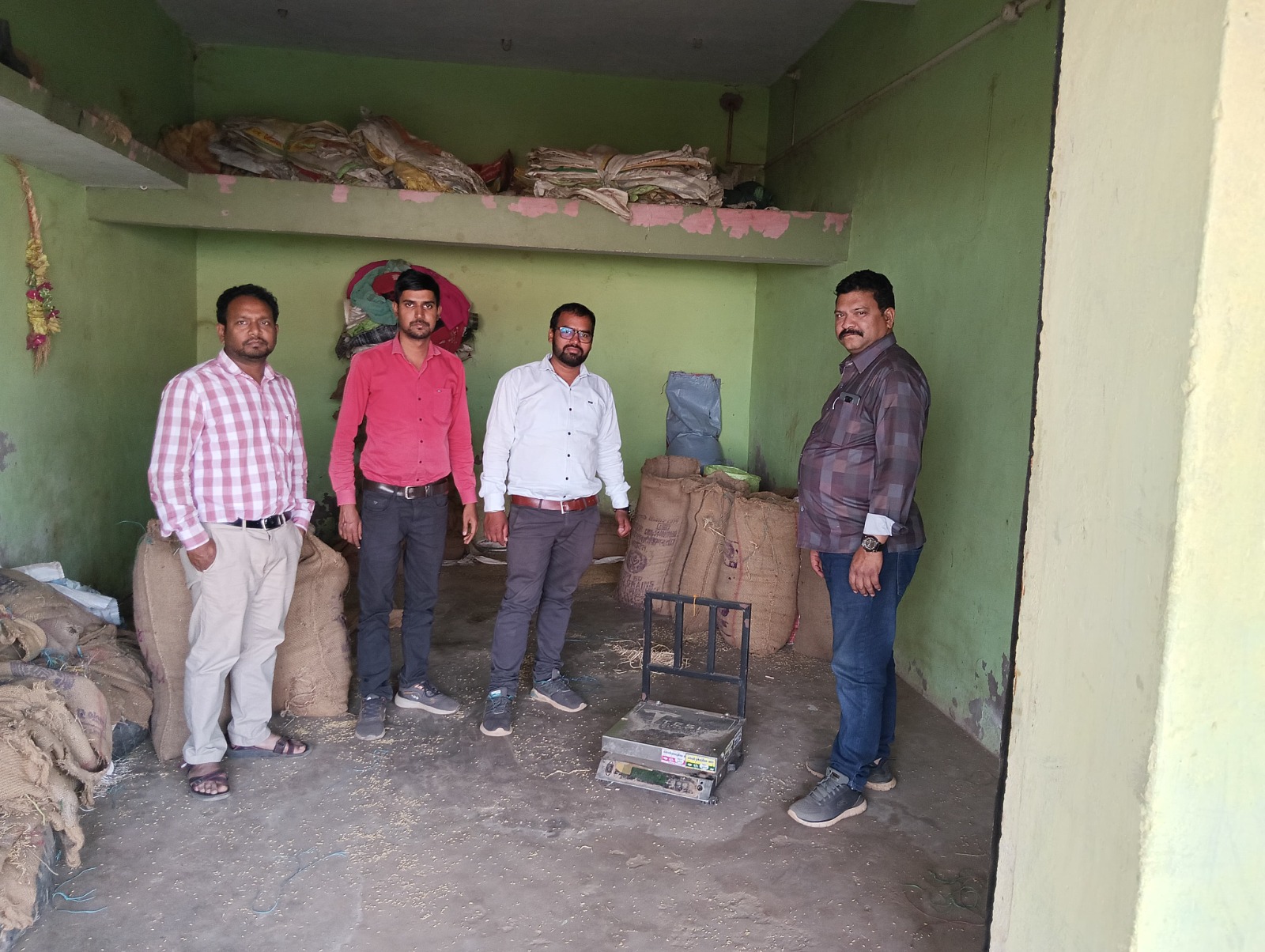 एक दुकान में कार्रवाई करती हुई जिला प्रशासन की टीम। एक दुकान में कार्रवाई करती हुई जिला प्रशासन की टीम।