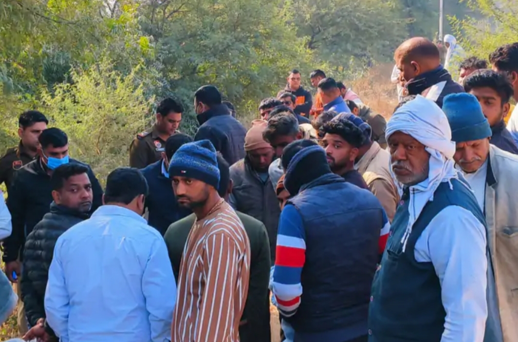 घटनास्थल पर मौजूद पुलिस व लोगों की भीड़। घटनास्थल पर मौजूद पुलिस व लोगों की भीड़।
