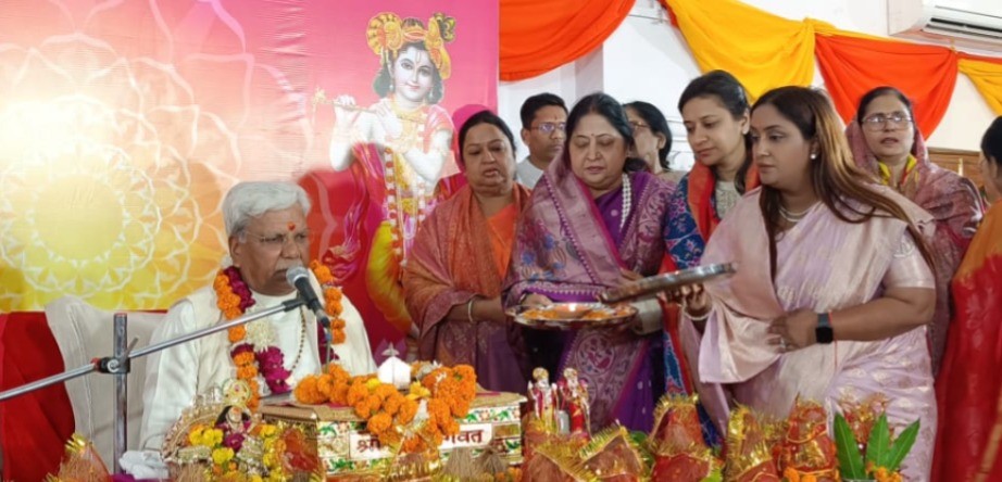 नया मुरादाबाद स्थित महाकालेश्वर मन्दिर में श्रीमद भागवत महापुराण कथा के तीसरे दिन आरती करते श्रद्धालु नया मुरादाबाद स्थित महाकालेश्वर मन्दिर में श्रीमद भागवत महापुराण कथा के तीसरे दिन आरती करते श्रद्धालु