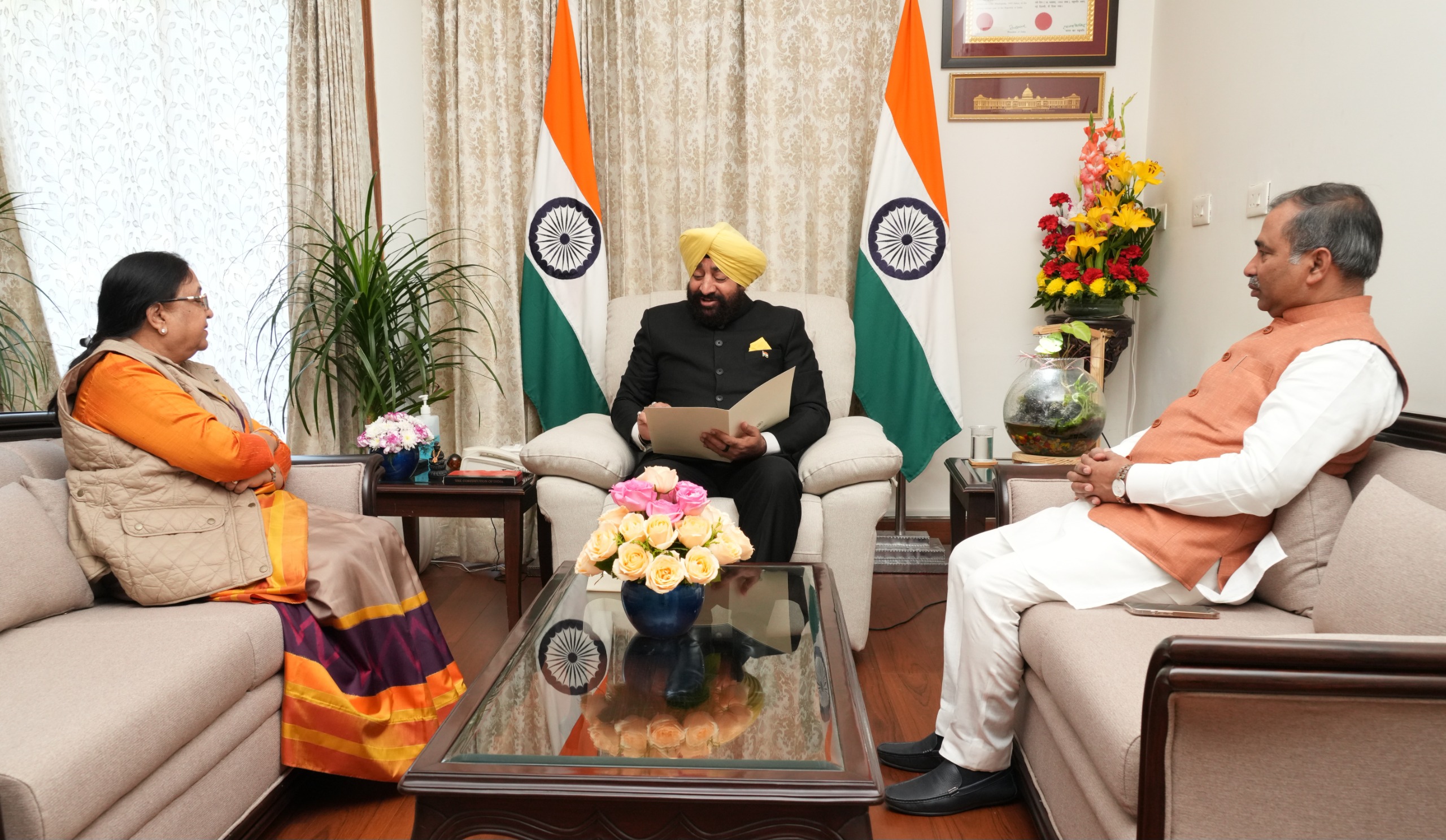 राज्यपाल लेफ्टिनेंट जनरल गुरमीत सिंह (से.नि.) से गुरुवार को राजभवन में उत्तराखण्ड की पूर्व राज्यपाल व वर्तमान में उत्तर प्रदेश सरकार में कैबिनेट मंत्री बेबी रानी मौर्य ने शिष्टाचार भेंट करते। राज्यपाल लेफ्टिनेंट जनरल गुरमीत सिंह (से.नि.) से गुरुवार को राजभवन में उत्तराखण्ड की पूर्व राज्यपाल व वर्तमान में उत्तर प्रदेश सरकार में कैबिनेट मंत्री बेबी रानी मौर्य ने शिष्टाचार भेंट करते।