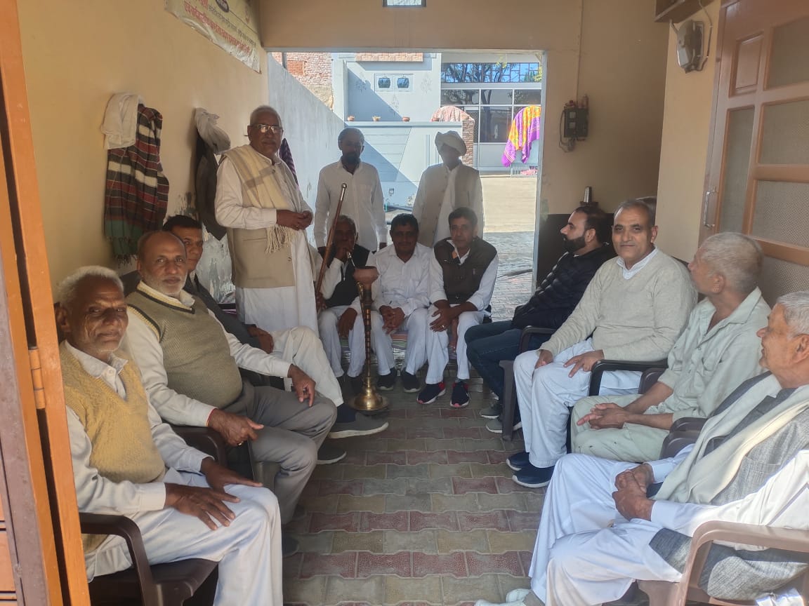 कार्यकर्ताओं के साथ बैठक करते हुए टेकराम कंडेला। कार्यकर्ताओं के साथ बैठक करते हुए टेकराम कंडेला।