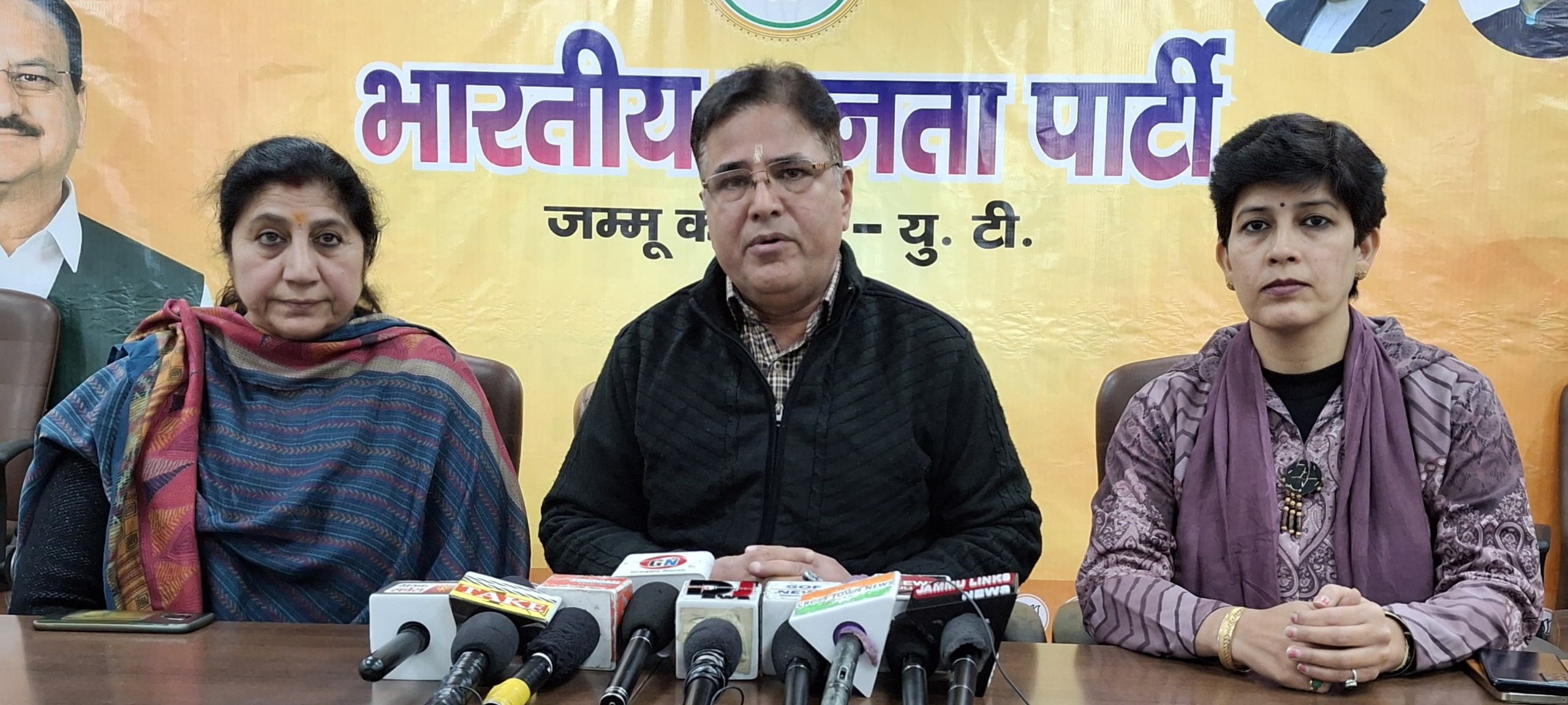 एनसी, आईएनडीआई गठबंधन के नेताओं के भड़काऊ बयान सुरक्षा प्रयासों को कमजोर करते हैं: भाजपा के गिरधारी लाल रैना एनसी, आईएनडीआई गठबंधन के नेताओं के भड़काऊ बयान सुरक्षा प्रयासों को कमजोर करते हैं: भाजपा के गिरधारी लाल रैना