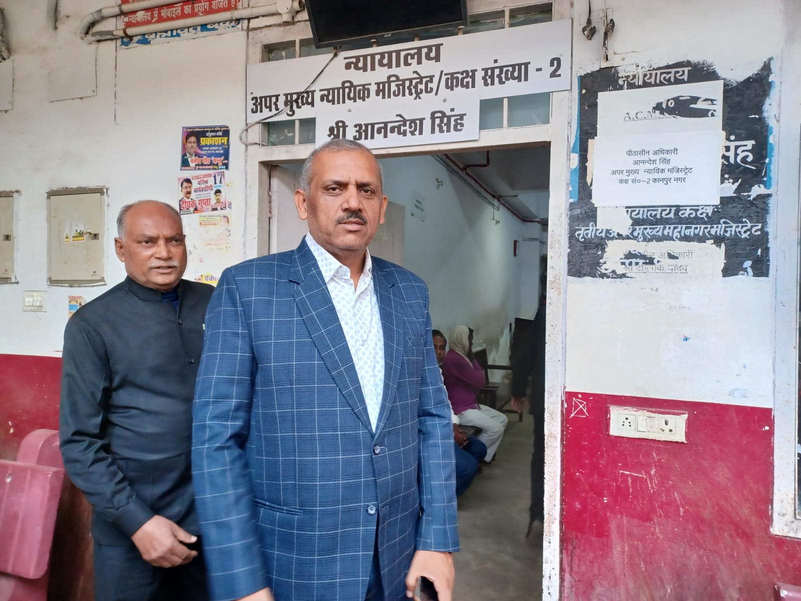 कोर्ट के बाहर खड़े विधायक अमिताभ वाजपेयी कोर्ट के बाहर खड़े विधायक अमिताभ वाजपेयी