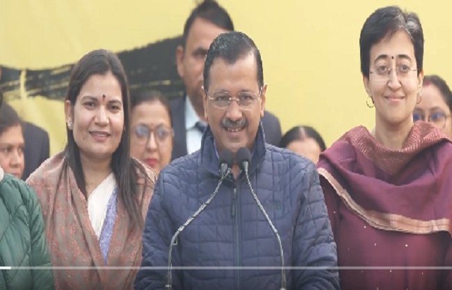 केजरीवाल महिला सम्मान योजना को सम्बोधित करते हुए केजरीवाल महिला सम्मान योजना को सम्बोधित करते हुए