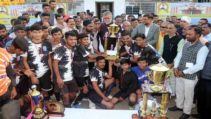 हॉकी प्रतियोगिता के समापन कार्यक्रम में शामिल हुए मंत्री पटेल हॉकी प्रतियोगिता के समापन कार्यक्रम में शामिल हुए मंत्री पटेल