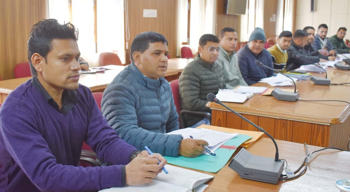 गोपेश्वर में अधिशासी अधिकारियों की बैठक में मौजूद ईओ। गोपेश्वर में अधिशासी अधिकारियों की बैठक में मौजूद ईओ।