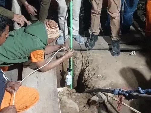 रेस्क्यू टीम की ओर से पहली बार बोरवेल में कैमरा डालकर बच्चे का मूवमेंट देखा गया था। रेस्क्यू टीम की ओर से पहली बार बोरवेल में कैमरा डालकर बच्चे का मूवमेंट देखा गया था।
