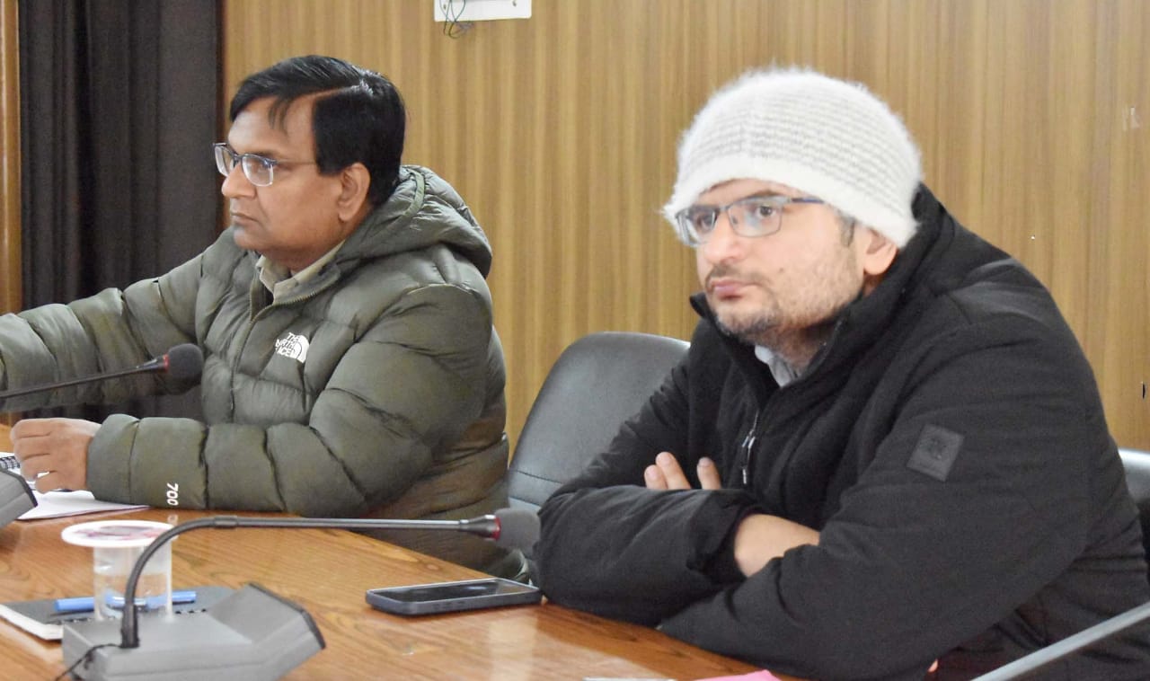 गोपेश्वर में खनिज फाउडेंशन न्यास समिति की बैठक लेते हुए डीएम। गोपेश्वर में खनिज फाउडेंशन न्यास समिति की बैठक लेते हुए डीएम।