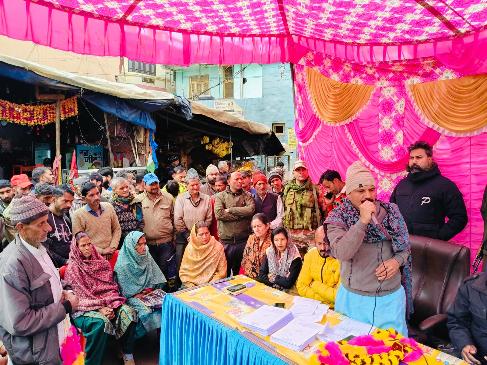 विधायक मनकोटिया ने चनैनी बस स्टैंड में जनता दरबार लगाकर सुनी लोगों की समस्याएं