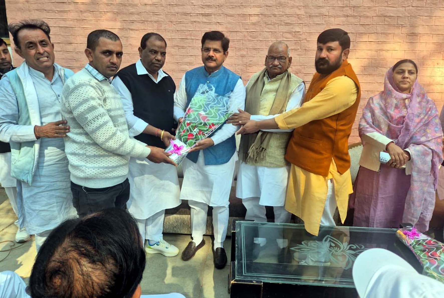 बैठक में पहुंचने पर जिला अध्यक्ष व अन्य पदाधिकारियों का स्वागत करते कार्यकर्ता। बैठक में पहुंचने पर जिला अध्यक्ष व अन्य पदाधिकारियों का स्वागत करते कार्यकर्ता।