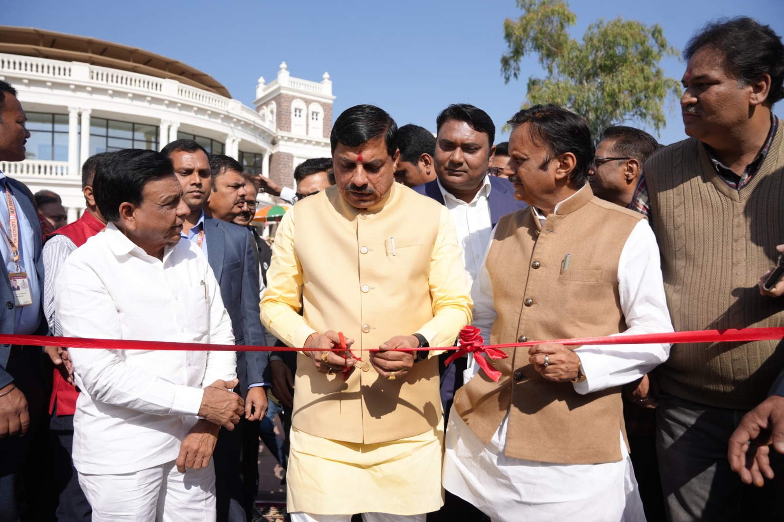 मोहन यादव प्रदर्शन का उद्घाटन करते हुए मोहन यादव प्रदर्शन का उद्घाटन करते हुए