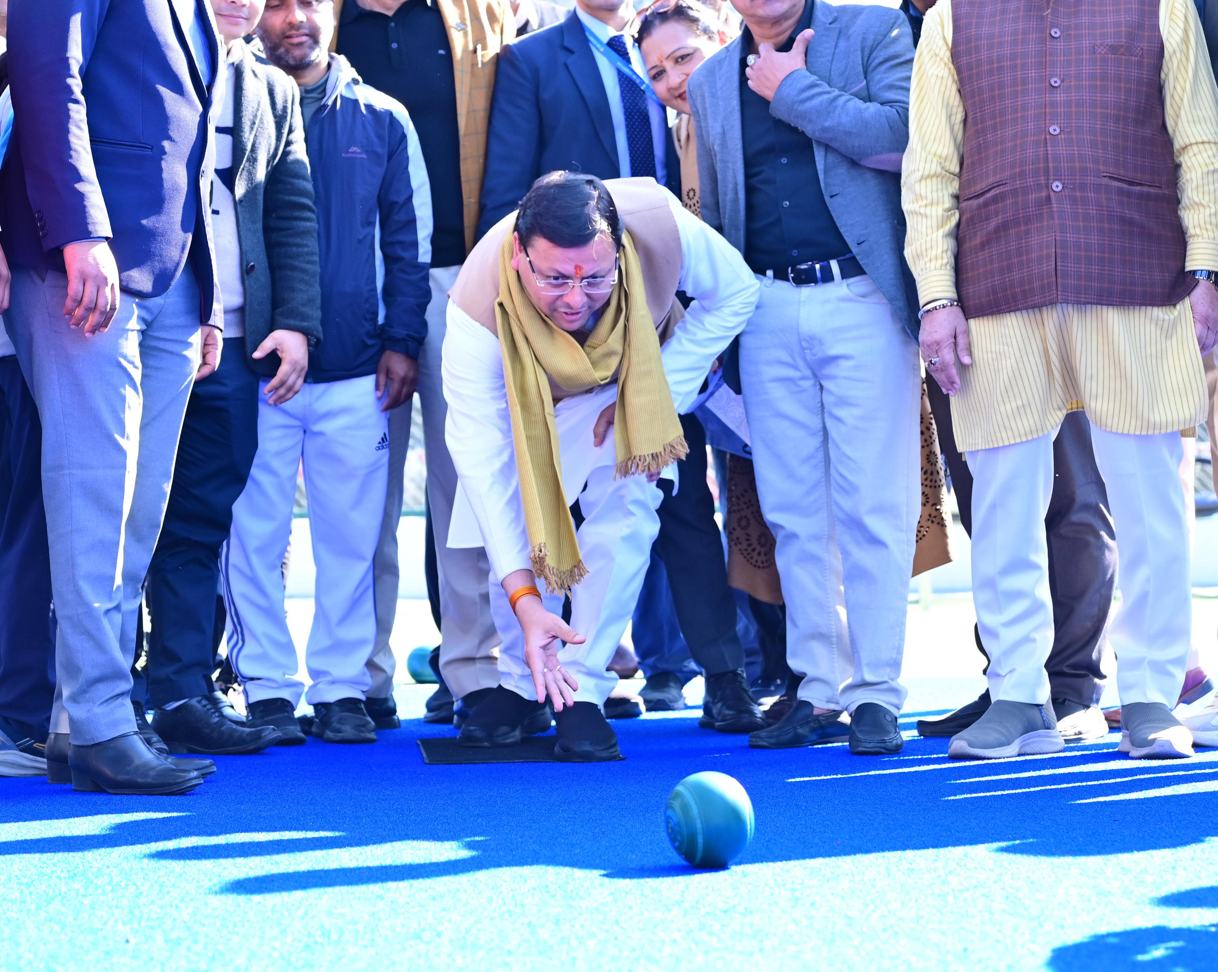 लॉन बाल कैंप में खिलाड़ियों के साथ मैदान में उतरे मुख्यमंत्री पुष्कर सिंह धामी। लॉन बाल कैंप में खिलाड़ियों के साथ मैदान में उतरे मुख्यमंत्री पुष्कर सिंह धामी।