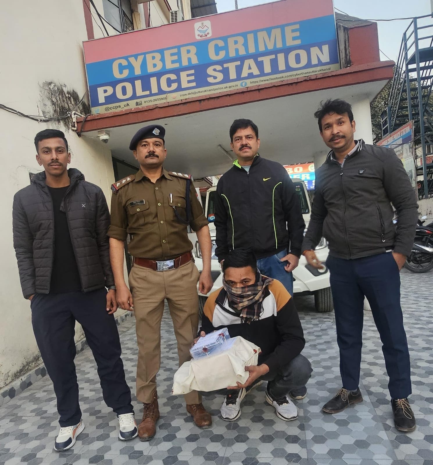 पुलिस गिरफ्त में आराेपित। पुलिस गिरफ्त में आराेपित।