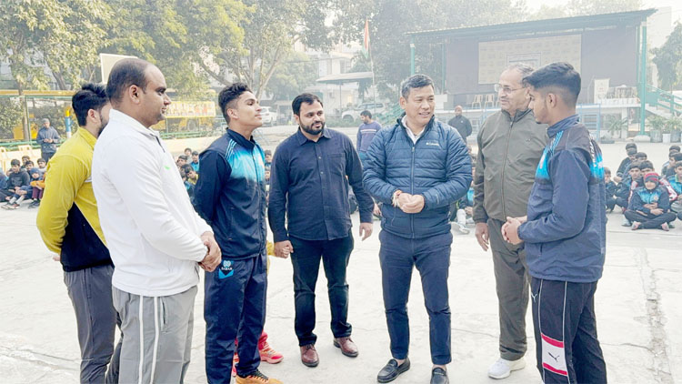 12 Snp-2 सोनीपत: अध्यापकों प्रबंधकों के साथअरूणाचल प्रदेश के कैबिनेट मंत्री ओजिंग तेसिंग वार्ता करते हुए। 12 Snp-2 सोनीपत: अध्यापकों प्रबंधकों के साथअरूणाचल प्रदेश के कैबिनेट मंत्री ओजिंग तेसिंग वार्ता करते हुए।