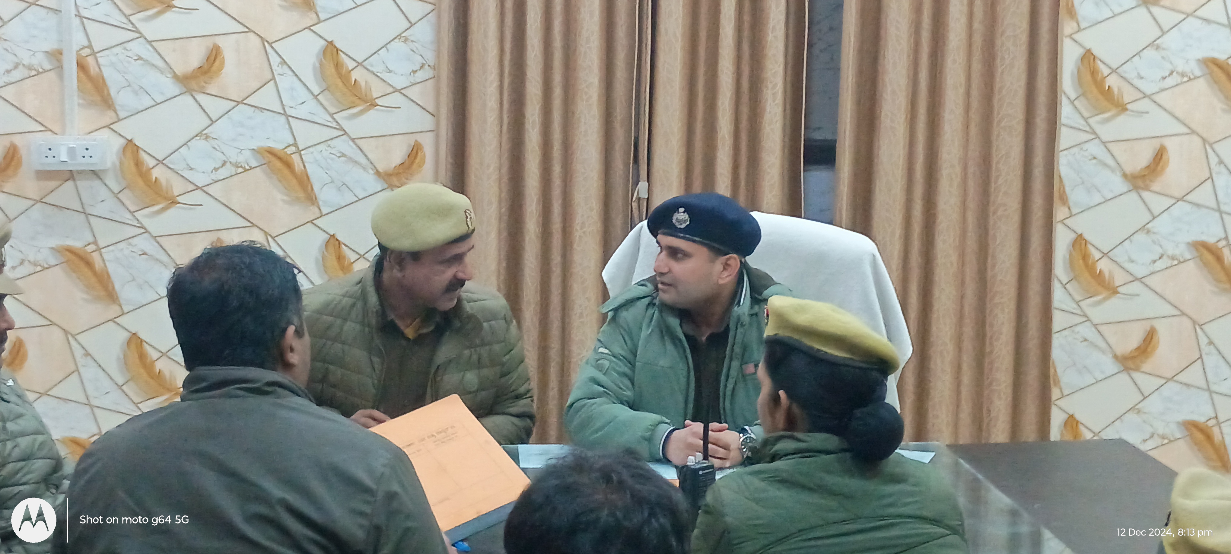 बैंगलोर में हुए इंजीनियर अतुल सुभाष सुसाइड केस मामले बंगलौर पुलिस पहुंची जौनपुर कोतवाली में बैठक कर दे रहे दस्तावेज बैंगलोर में हुए इंजीनियर अतुल सुभाष सुसाइड केस मामले बंगलौर पुलिस पहुंची जौनपुर कोतवाली में बैठक कर दे रहे दस्तावेज