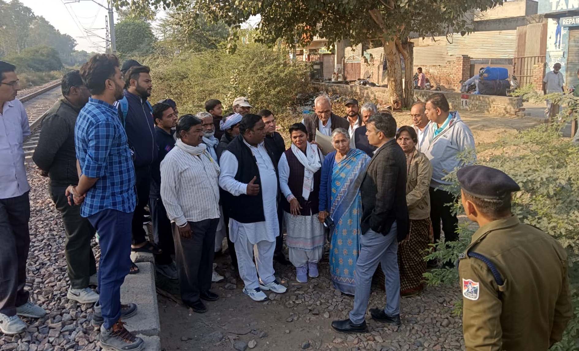 रेलवे अधिकारियों के साथ चर्चा करते विधायक सावित्री जिंदल एवं अन्य।