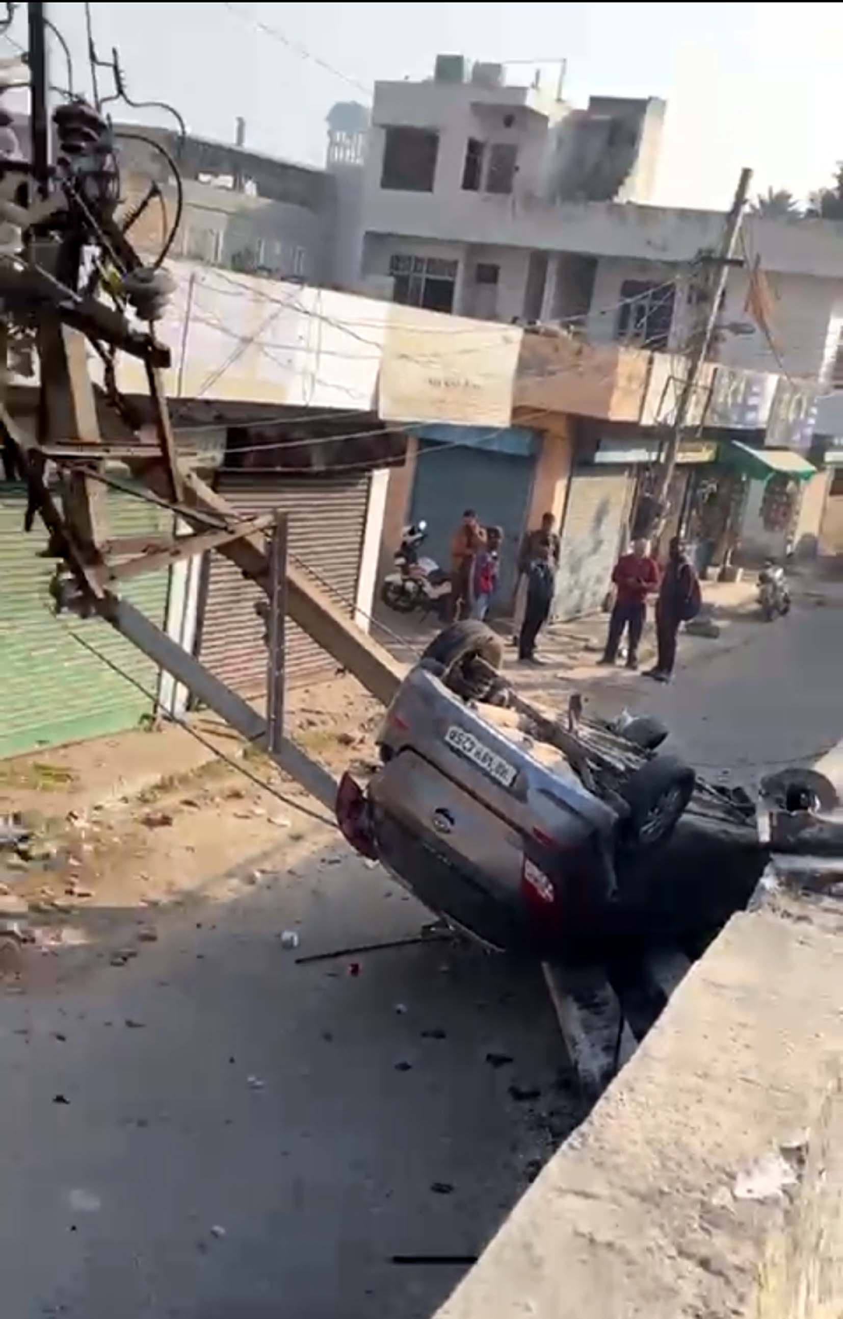 जिंदल पुल पर हुए हादसे में क्षतिग्रस्त कार। जिंदल पुल पर हुए हादसे में क्षतिग्रस्त कार।
