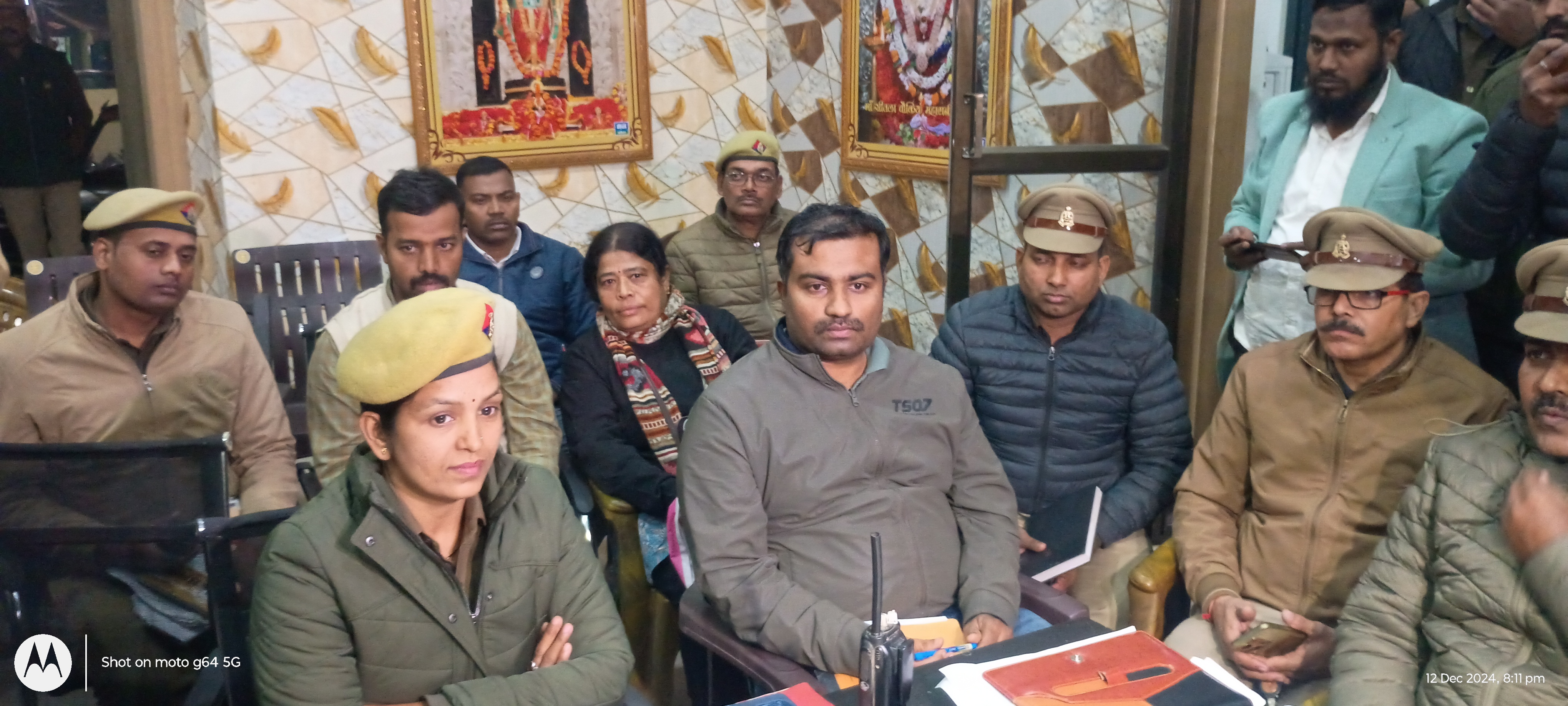 बैंगलोर में हुए इंजीनियर अतुल सुभाष सुसाइड केस मामले बंगलौर पुलिस पहुंची जौनपुर कोतवाली में क्षेत्राधिकारी शहर से बातचीत करते हुए बैंगलोर में हुए इंजीनियर अतुल सुभाष सुसाइड केस मामले बंगलौर पुलिस पहुंची जौनपुर कोतवाली में क्षेत्राधिकारी शहर से बातचीत करते हुए