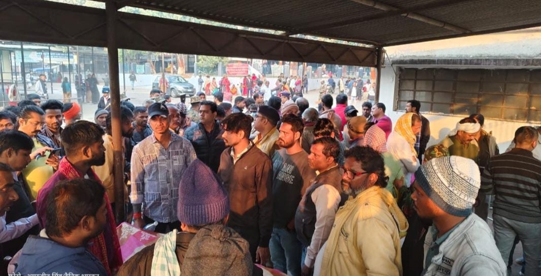 मौके पर मौजूद लोग मौके पर मौजूद लोग
