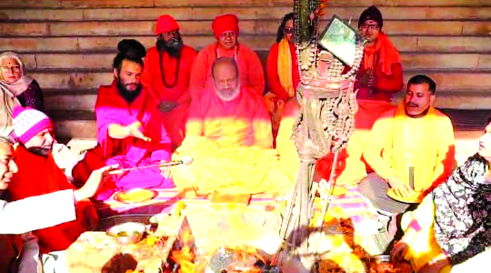 यज्ञ करते हुए यज्ञ करते हुए