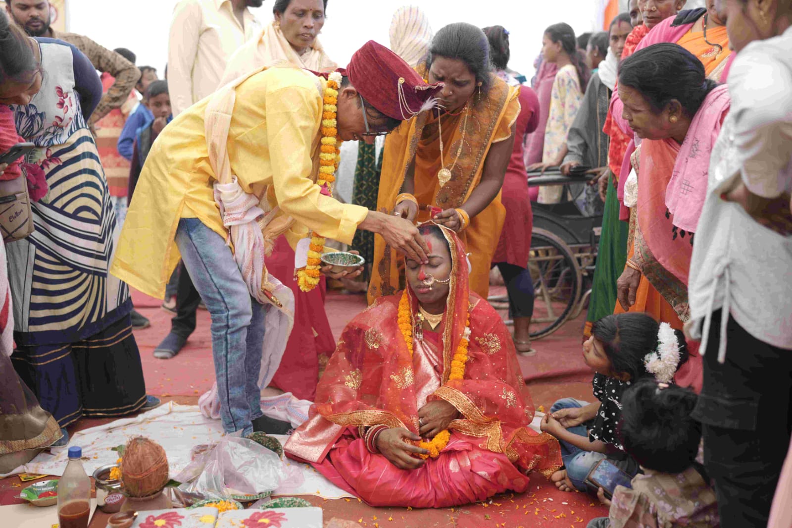 दिव्यांग प्रतिभा ने व्हीलचेयर में लिए सात फेरे, अश्विनी साहू ने थामा हाथ दिव्यांग प्रतिभा ने व्हीलचेयर में लिए सात फेरे, अश्विनी साहू ने थामा हाथ