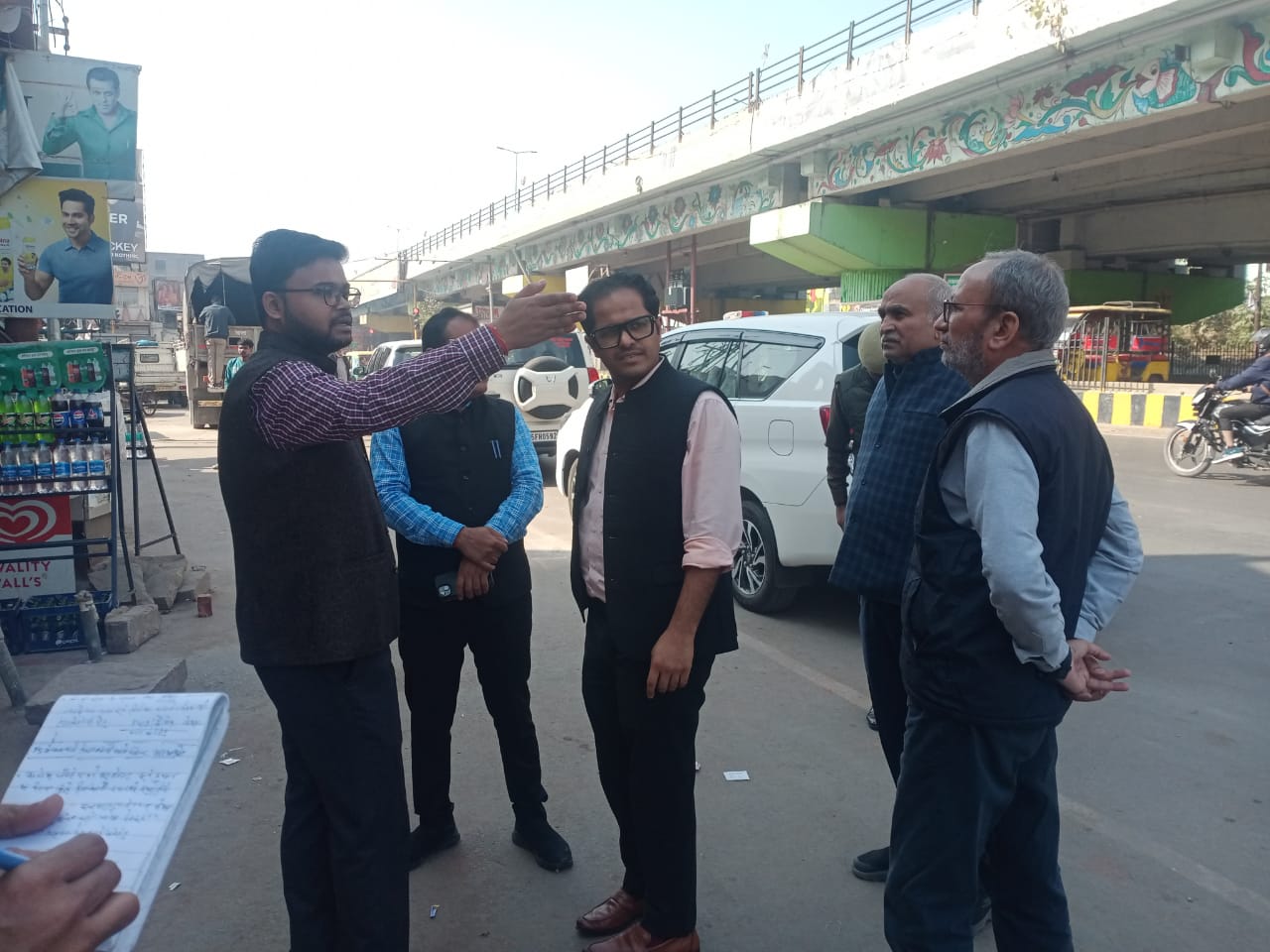 आधुनिक बस शेल्टर होम के लिए निरीक्षण करते अफसर: फोटो बच्चा गुप्ता आधुनिक बस शेल्टर होम के लिए निरीक्षण करते अफसर: फोटो बच्चा गुप्ता