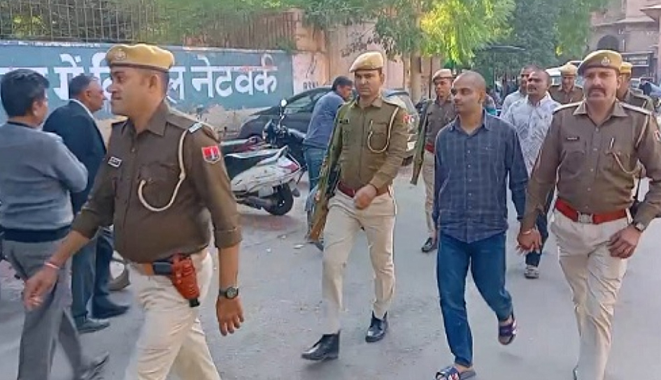 फायरिंग के मामलों में गिरफ्तार आराेपियाें की सार्वजनिक परेड करवाई पुलिस ने फायरिंग के मामलों में गिरफ्तार आराेपियाें की सार्वजनिक परेड करवाई पुलिस ने