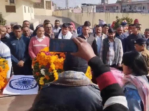 पैतृक गांव काठ का माजरा में उनका अंतिम संस्कार किया गया। पैतृक गांव काठ का माजरा में उनका अंतिम संस्कार किया गया।
