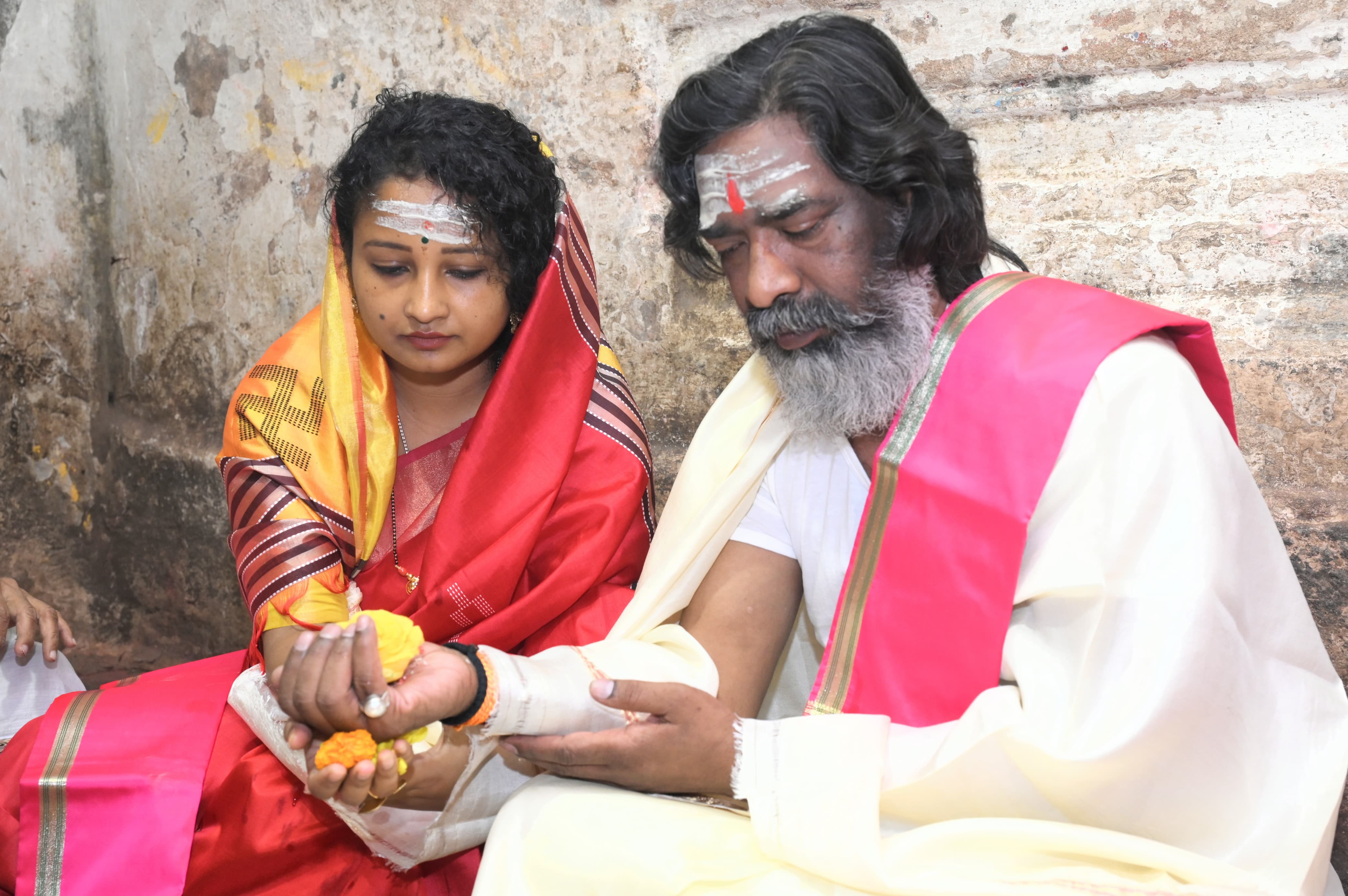 पूजा अर्चना करते मुख्यमंत्री हेमंत सोरेन और कल्पना सोरेन